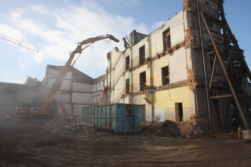 Rozbiórka konstrukcji stalowych – proces, bezpieczeństwo i organizacja prac
