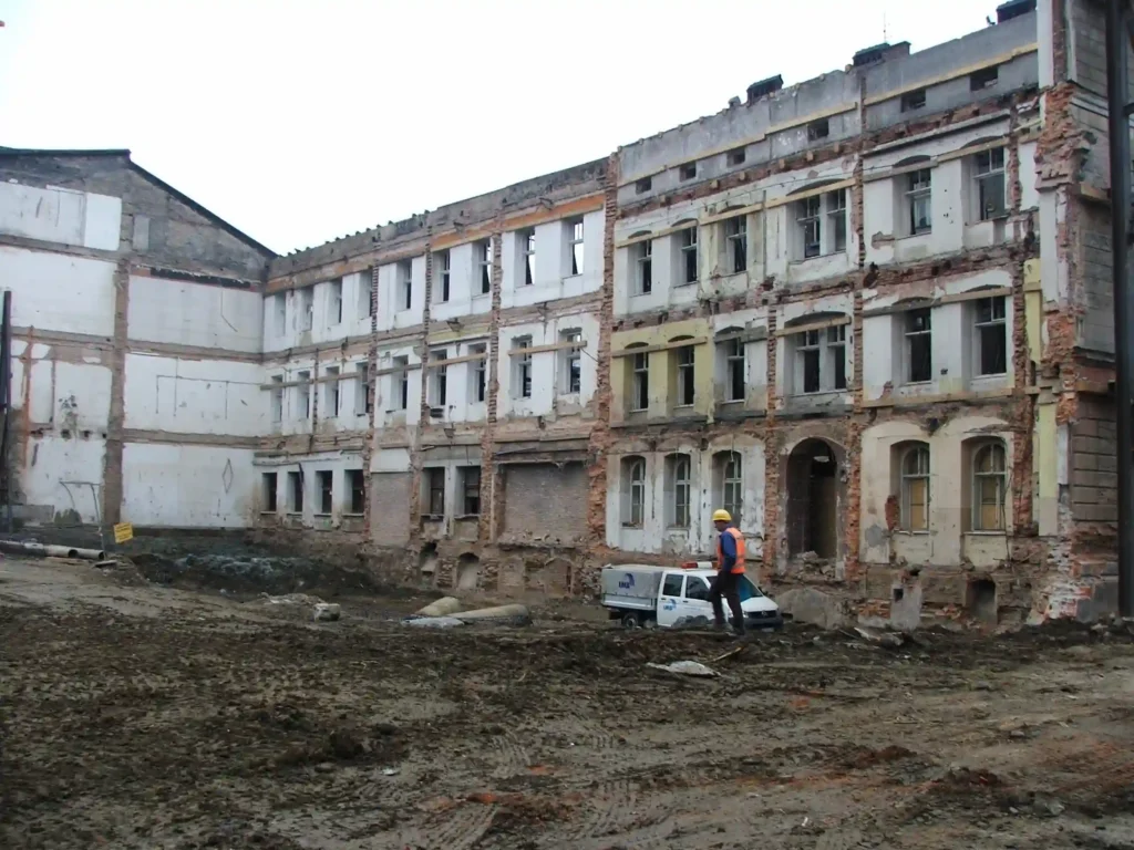 Wyburzanie budynków – realizacja rozbiórek w obiektach przemysłowych i wymagających warunkach